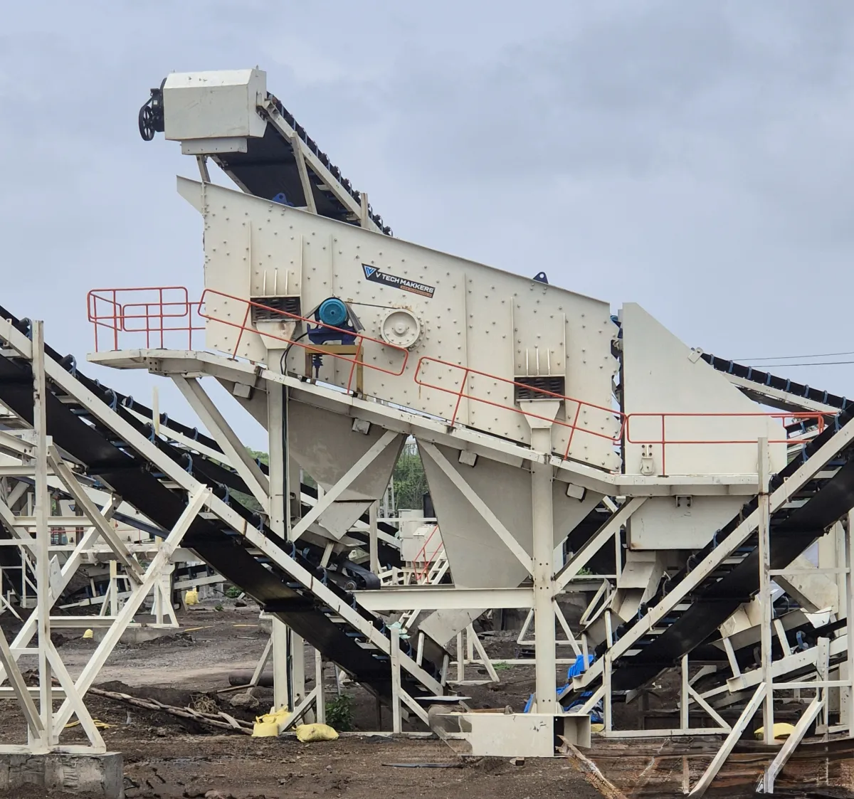 Inclined Vibrating Screens manufactured by VTech Makkers India